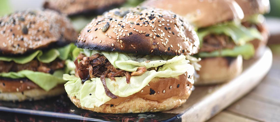 Fa deszán tálalt pulled pork hamburgerek