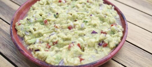 Piros tányérban guacamole mártogatós